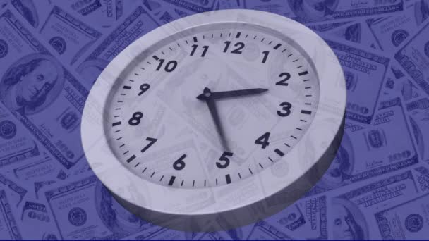 米ドル紙幣を背景にした時計のデジタルアニメーション 世界経済と金融の概念は — ストック動画