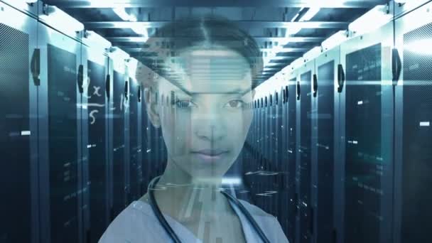 Animacja Portretu Mieszanej Rasy Żeńskiej Lekarza Siecią Serwerów Komputerowych Przetwarzania — Wideo stockowe
