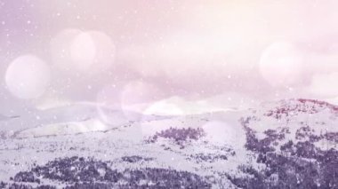 Kış manzarasının üzerine düşen karların dijital animasyonu ışık lekelerine karşı. Noel kutlaması geleneği