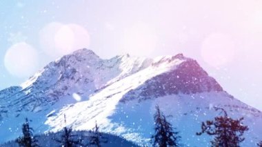 Ağaçlar ve dağlarla kaplı kış manzarasına düşen kara karşı ışığın dijital animasyonu. Noel kutlaması geleneği