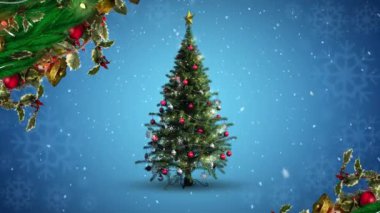 Noel dekorasyonunun dijital animasyonu ve mavi arka planda dönen Noel ağacının üzerine düşen kar. Noel kutlaması geleneği