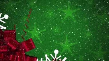 Yılbaşı kurdelelerinin üzerine düşen karın dijital animasyonu yeşil arka planda çam kozalağı süslemeleri. Noel kutlaması geleneği