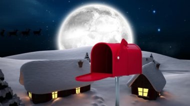 Kış manzarasında kırmızı posta kutusuyla uçan çoklu zarfların dijital animasyonu kızakta siyah noel baba siluetine karşı Ren geyikleri tarafından gece gökyüzünde aya karşı çekiliyor..