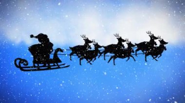 Noel Baba 'nın siyah siluetinin üzerine düşen karların dijital animasyonu ren geyikleri tarafından mavi arka plana çekiliyor. Noel kutlaması geleneği