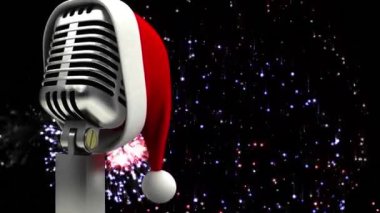 Siyah arka planda patlayan havai fişeklere karşı Noel Baba şapkasının dijital animasyonu. Noel kutlaması geleneği
