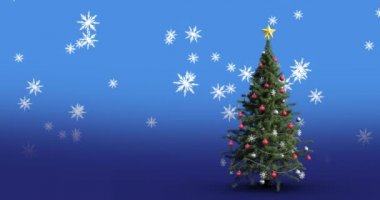 Mavi arka planda, Noel ağacının üzerine düşen kar tanelerinin dijital animasyonu. Noel kutlaması geleneği