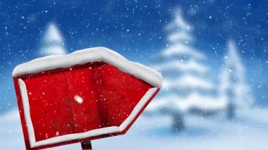 Kış manzarasına karşı kırmızı tahta levha direğinin üzerine düşen karın dijital animasyonu. Noel kutlaması geleneği