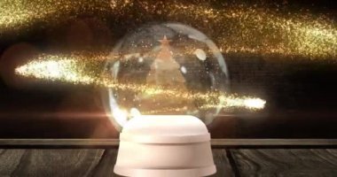 Kayan yıldızların dijital animasyonu, kar küresindeki Noel ağacının etrafında gri tuğla duvara karşı hareket ediyor. Noel kutlaması geleneği