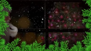 Yeşil dalların dijital animasyonu ve Noel Baba 'nın üzerine düşen kar dudaklarında parmaklarıyla hediye torbası taşıyor. Noel kutlaması geleneği