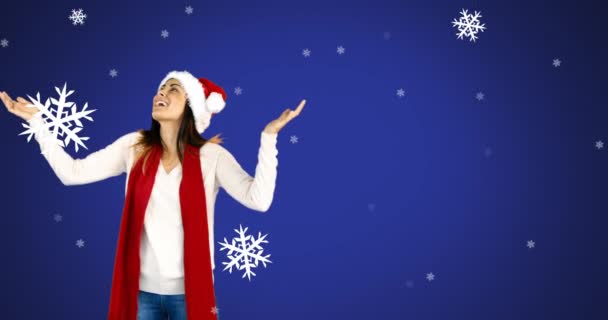 Digitale Animatie Van Sneeuwvlokken Vallen Portret Van Vrouw Santa Hoed — Stockvideo