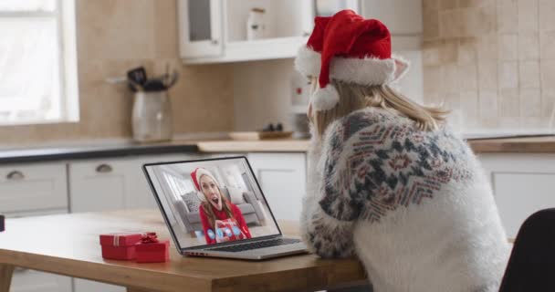 Πίσω Όψη Της Καυκάσιας Γυναίκας Καπέλο Santa Έχοντας Μια Συνομιλία — Αρχείο Βίντεο