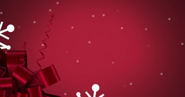 Digitale Animatie Van Sneeuwvlokken Vallen Kerstlint Dennenappel Decoraties Tegen Rode — Stockvideo