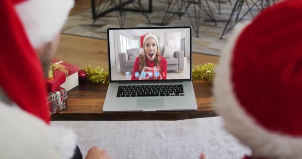 Vista Trasera Hombre Caucásico Hijo Sombrero Santa Tener Chat Vídeo — Vídeo de stock