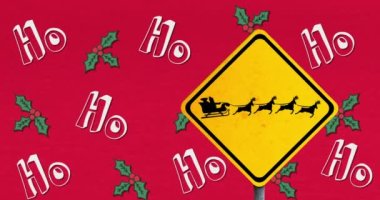Kırmızı arka planda ren geyikleri tarafından çekilen Noel Baba 'nın silueti ve Holly Dalları ve yol tabelasıyla ho ho ho metninin animasyonu. Noel kutlaması konsepti dijital olarak oluşturulmuş görüntü.