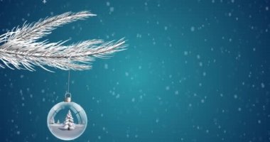 Mavi arka planda asılı duran Noel süslerinin üzerine düşen karın dijital animasyonu. Noel kutlaması geleneği