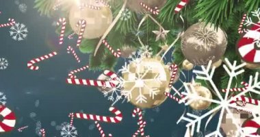 Altın takılar, baston şekerler ve mavi arka planda kar yağan bir Noel ağacı animasyonu. Noel kutlaması konsepti dijital olarak oluşturulmuş görüntü.