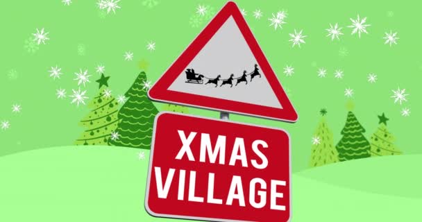 雪が緑の背景に複数のクリスマスツリーの上に落ちることに対して看板にトナカイとクリスマスの村のテキストによって引っ張らそりでサンタクラス クリスマスお祝いの伝統的なコンセプト — ストック動画