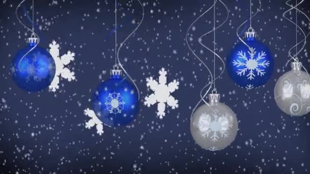 Animation Von Blauen Und Silbernen Christbaumkugeln Dekoration Und Schneeflocken Fallen — Stockvideo