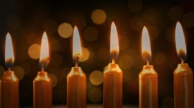 Arka planda yanıp sönen ışıklar olan mum animasyonu. Noel kutlaması konsepti dijital olarak oluşturulmuş görüntü.