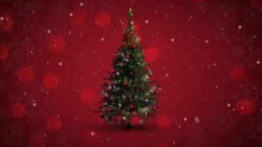 Kırmızı zemin üzerindeki ışık lekeleriyle dönen Noel ağacının üzerine düşen karın dijital animasyonu. Noel kutlaması geleneği