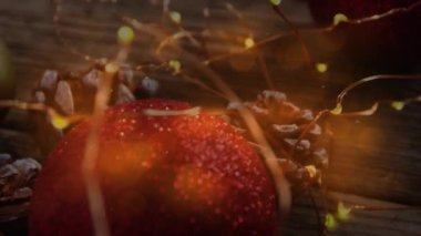 Mücevherler ve çam kozalaklarıyla Noel süslerinin animasyonu. Noel mevsimleri şenlik kutlaması konsepti dijital olarak oluşturuldu.