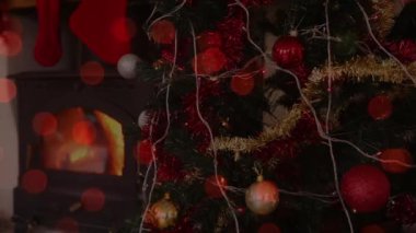 Yanıp sönen noel ışıklarının animasyonu Noel ağacındaki süslemeler. Noel mevsimleri şenlik kutlaması konsepti dijital olarak oluşturuldu