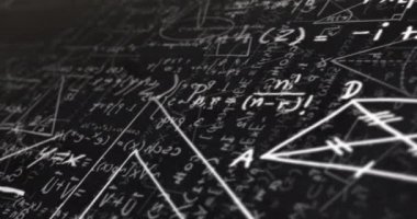 Siyah arkaplana karşı hareket eden matematiksel denklemlerin ve diyagramların dijital animasyonu. Matematiksel bilgi akışı kavramı