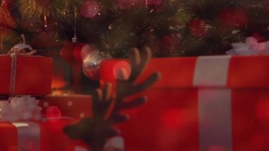 Süslü Noel ağacı, hediyeler ve yağan karların animasyonu. Noel kutlaması konsepti dijital olarak oluşturulmuş görüntü.