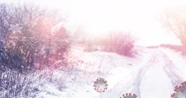 Arka planda kış manzarasında yüzen Coperid 19 hücrenin animasyonu. Noel kutlamaları Coronavirus salgını konsepti boyunca dijital olarak üretilen görüntü.