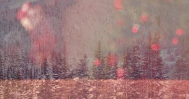 Kış manzarası boyunca yanıp sönen sarı ve kırmızı ışık noktalarının animasyonu. Noel mevsimleri şenlik kutlaması konsepti dijital olarak oluşturuldu.