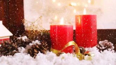 Çam kozalaklarıyla Noel süslemesinin üzerine düşen kar animasyonu. Noel kutlaması konsepti dijital olarak oluşturulmuş görüntü.