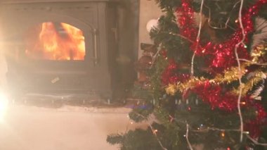 İçinde şömine, hediyeler ve Noel ağacı olan oturma odasının animasyonu. Noel mevsimleri şenlik kutlaması konsepti dijital olarak oluşturuldu.