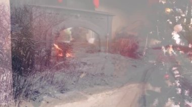 Evdeki şöminenin yanındaki Noel süslemelerine karşı ağaçlarla kaplı dijital bir kar manzarası. Noel kutlaması geleneği