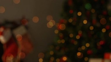 Bir tabak kurabiye ve yanıp sönen peri ışıklarıyla yılbaşı kupasının animasyonu. Noel mevsimleri şenlik kutlaması konsepti dijital olarak oluşturuldu.