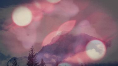 Arka planda kış manzarası üzerinde dönen ışıkların animasyonu. Noel mevsimleri şenlik kutlaması konsepti dijital olarak oluşturuldu.