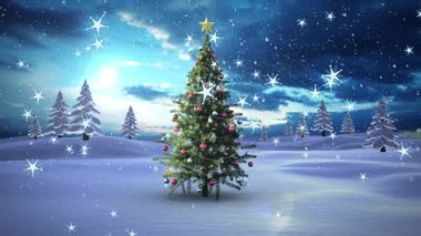 Arka planda kış manzarası üzerine düşen yılbaşı ağacı ve kar animasyonu. Noel mevsimleri şenlik kutlaması konsepti dijital olarak oluşturuldu.