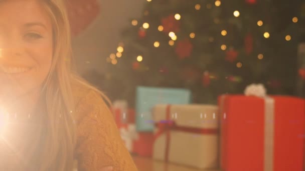妖精の光をちらつきながら 笑顔の白人女性とクリスマスツリーのアニメーション コロナウイルス感染症の概念がデジタル的に生成されたときのクリスマスにおける自己分離 — ストック動画