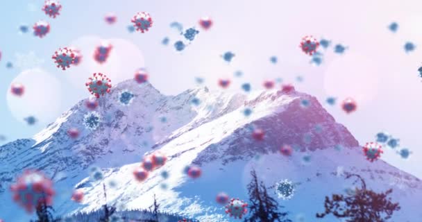 モミの木と冬の風景の上に浮かぶ鮮やかな19細胞のアニメーション コロナウイルスのパンデミックの概念の間のクリスマスデジタル的に生成された画像 — ストック動画