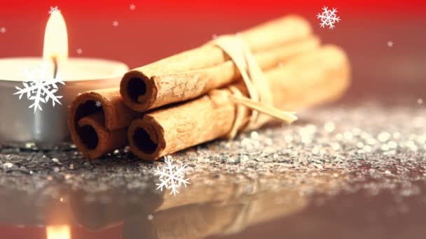雪花的数字成分落在燃烧的蜡烛和肉桂棒上 圣诞节庆祝活动的传统概念 — 图库视频影像