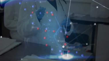Tıbbi veri işleme ve DNA iplikçiklerinin canlandırılması verileri analiz eden beyaz takım elbiseli iki kadın laboratuvar çalışanının üzerinde dönüyor. Küresel tıp sağlık konsepti dijital bileşik.