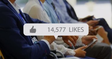 Dijital arayüzün animasyonu, akıllı telefon kullanan insanların üzerindeki beyaz konuşma baloncuğundaki artan sayılarla birlikte olumlu sonuç veriyor. Dijital olarak oluşturulan küresel sosyal medya ağı.