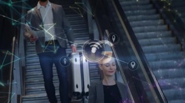 5G dijital arayüzün bağlantıları ve simgeler ağıyla birlikte merdivenlerden bavullarla inen insanların animasyonu. Dijital olarak oluşturulan küresel bağlantı ağı teknolojisi kavramı.