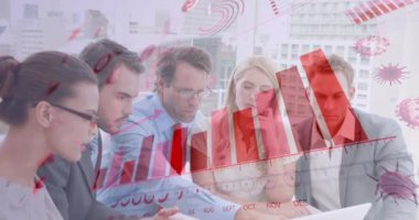 Grafiklerle, istatistiklerle ve Coronavirus hücreleriyle bir grup iş adamının dijital arayüzünün animasyonu. Covid-19 koronavirüs teknolojisi arayüzü kavramı dijital olarak oluşturuldu