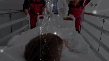 Erkek doktor ve hastayı hastaneye götüren iki erkek tıp uzmanına karşı hareket eden bağlantı ağının dijital animasyonu. tıp araştırma bilimi ve küresel ağ kavramı