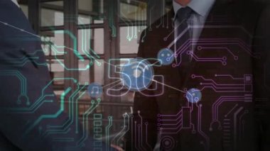 5G dijital arayüz animasyonu ve iş adamlarının el sıkışması üzerine bağlantılar ve simgeler ağı. Dijital olarak oluşturulan küresel bağlantı ağı teknolojisi kavramı.