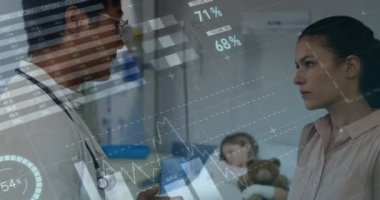 Kızı arka planda hastane yatağında yatan endişeli bir anneyle konuşan erkek doktorla ilgili istatistiksel veri işleme animasyonu. Küresel tıp sağlık konsepti dijital bileşik.