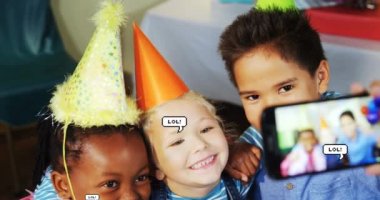 Doğum günü partisinde çocukların akıllı telefonuyla fotoğraf çekmeleri üzerinde yüzen konuşma baloncukları üzerine LOL metinlerinin animasyonu. Dijital olarak oluşturulmuş küresel sosyal medya ağı konsepti.