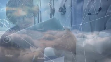 Hastanedeki dijital tabletini kullanarak, tıbbi veri işleme ve erkek doktor üzerindeki bağlantı ağının animasyonu bunu bir çocuğa gösteriyor. Küresel tıp sağlık konsepti dijital bileşik.