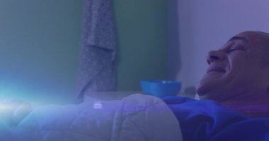 Hastanede yatakta yatan erkek hastanın üzerinde mavi ışık çizgileri vardı. Biri elini tutuyordu. Küresel tıp sağlık konsepti dijital bileşik.