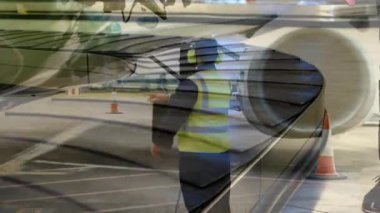 Havaalanındaki taşıma bandından bavulu alan adamın üzerindeki uçak animasyonu. Küresel seyahat tatili iş konsepti dijital olarak oluşturulmuş görüntü.